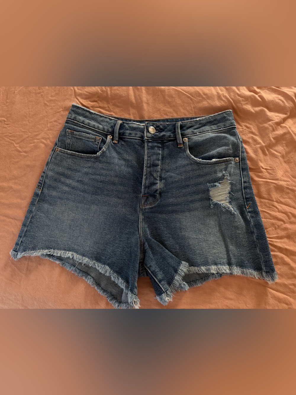 Good American Distressed Denim Shorts Size 8/29 Raw Frayed Hem